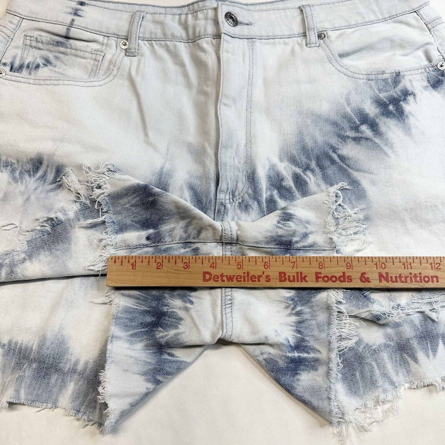 American Eagle Shorts Womens 18 Tie Dye Blue Highest Rise Mom Denim Fray *Flaw