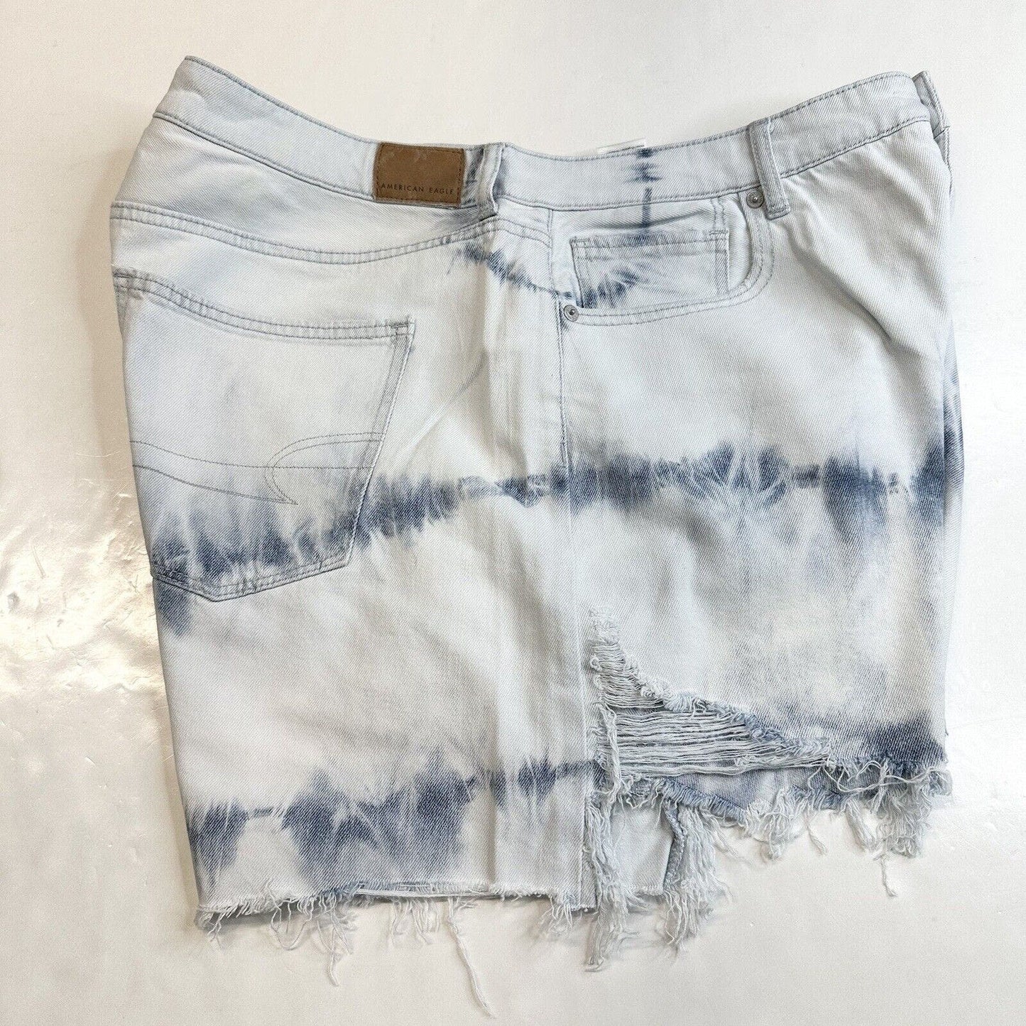 American Eagle Shorts Womens 18 Tie Dye Blue Highest Rise Mom Denim Fray *Flaw