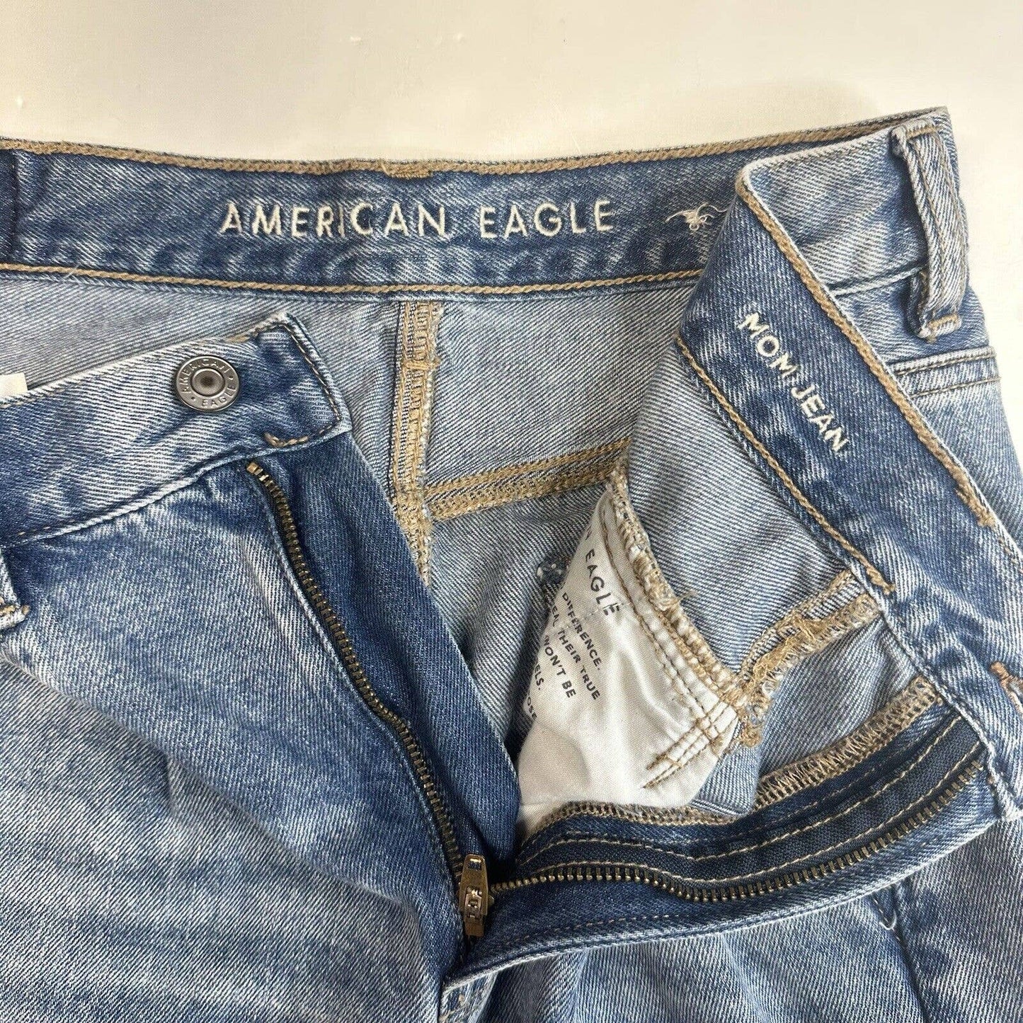 American Eagle Mom Jeans 8 Short High Rise Stretch Denim Acid Wash Look Pleats